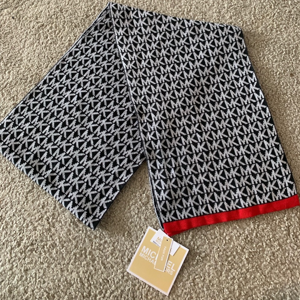 BRAND NEW MICHAEL KORS SCARF